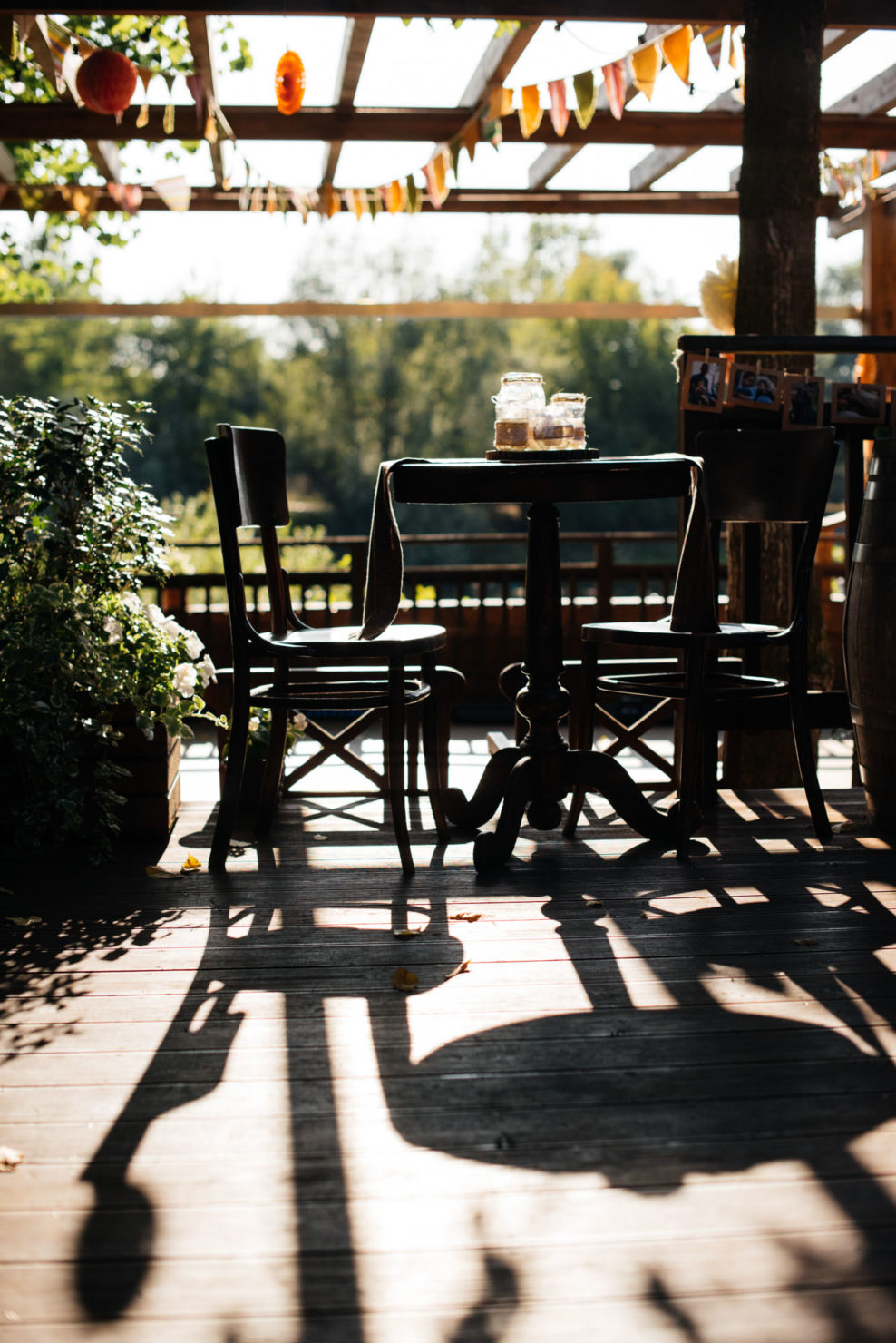 Ula i Tomasz - wesele pod gołym niebem w restauracji Nad Jeziorem w Józefowie.  - nad jeziorem