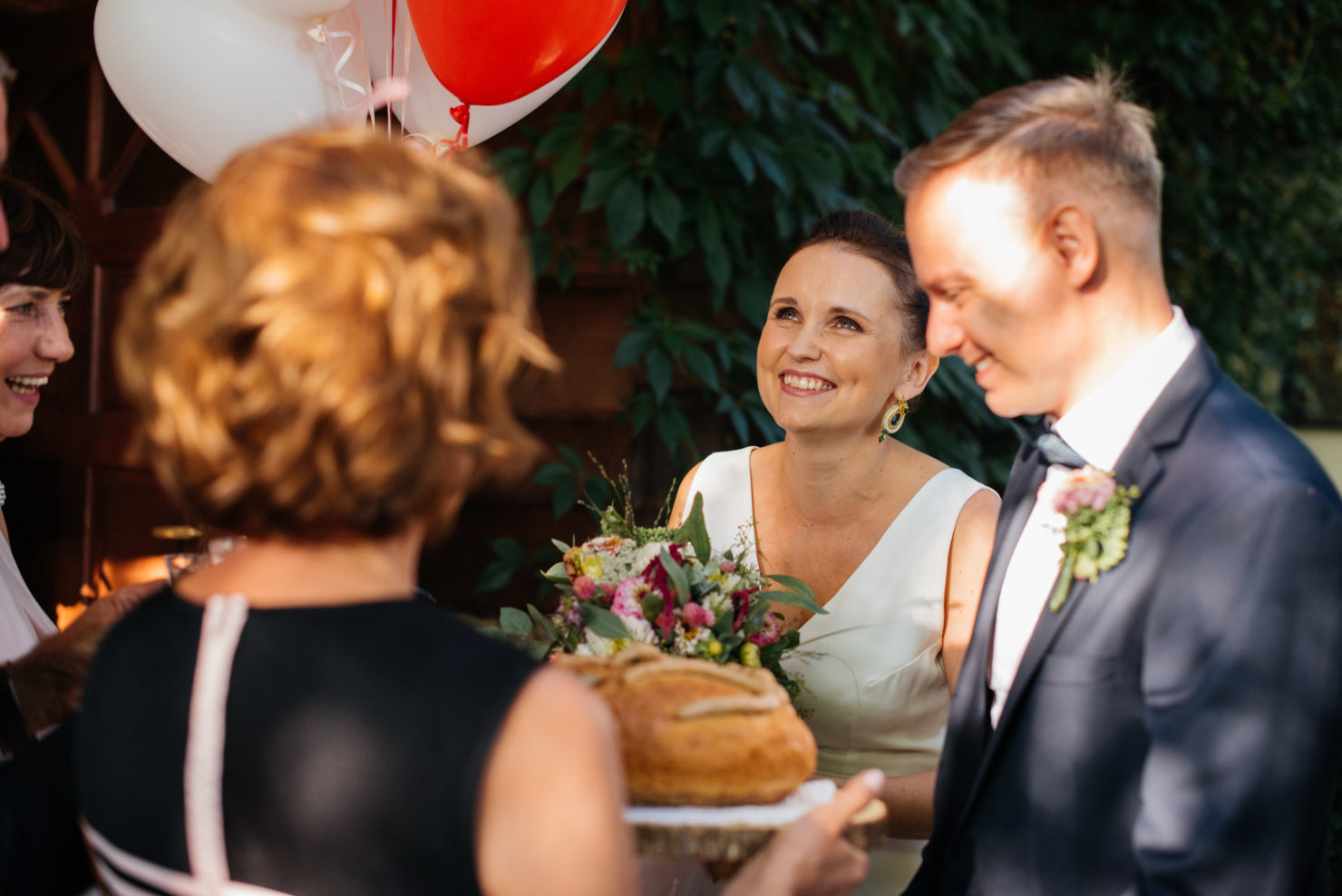 Ula i Tomasz - wesele pod gołym niebem w restauracji Nad Jeziorem w Józefowie.  - nad jeziorem