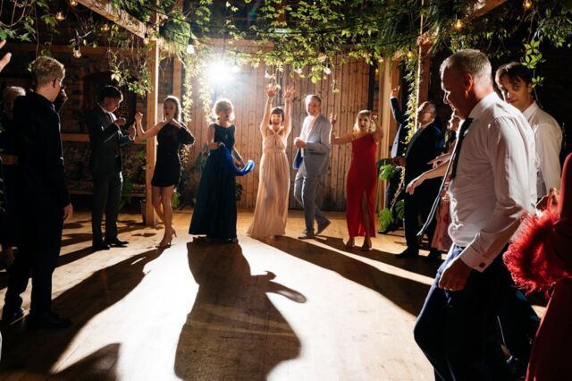 @cicha.23 i te wnętrza - uwielbiamy to, że zieleń wkrada się tam nawet na salę weselną. Co tam wkrada, ona ją anektuje! 🌿
__
#miejscenawesele #happyweddingvibes #młodapara #fotografnawesele #girlsjustwannahavefun #duetfotograficzny #warsawphotography