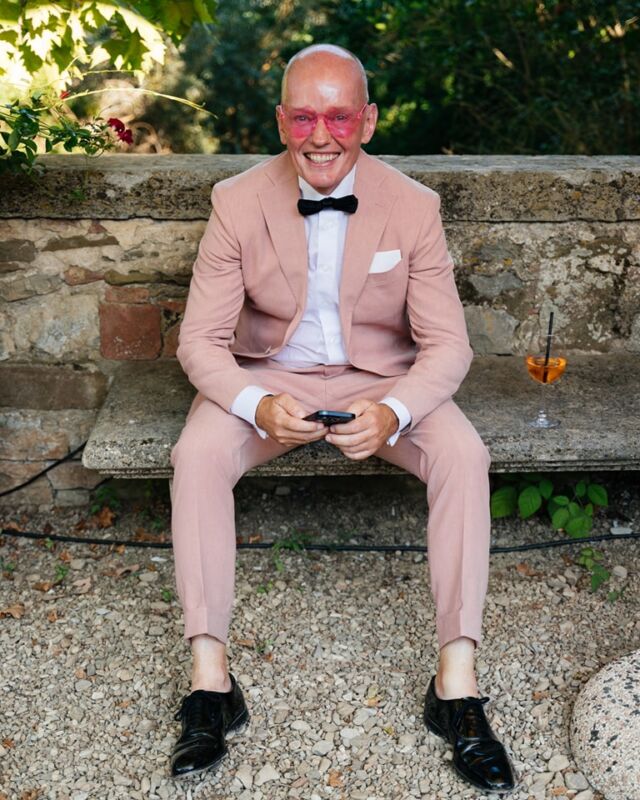 Tata Panny Młodej 🩷 Uwielbiamy podglądać stylizacje weselnych gości. Bywają genialne, jak tutaj!
___
#weddingguest #goscweselny #stylizacjawesele #inspiracjeweselne #weddingoutfit