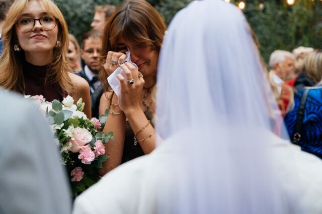 Wzruszenia i zachwyty podczas życzeń? Tak, poprosimy! W takich chwilach fotografujemy jak szalone 🥰 Gorzej, jeżeli goście zdobędą się tylko na krótkie"wszystkiego najlepszego na nowej drodze życia" 🫣 Ale to na szczęście już coraz rzadsze!
____
#zyczeniaslubne #cicha23 #slubwwarszawie #reportazslubny #inspiracjeslubne
